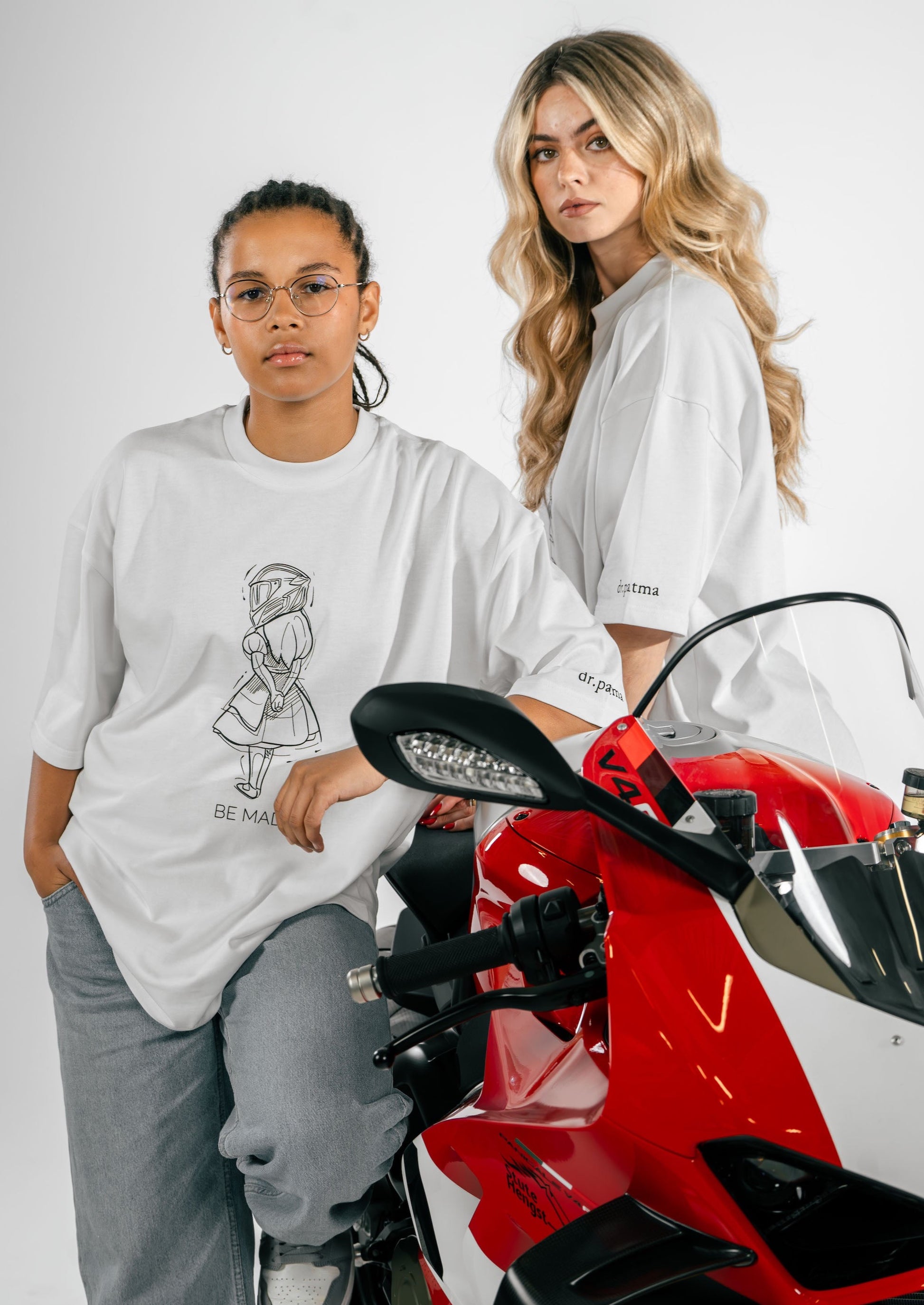 T-Shirt Tshirt shirt Designer Sommer Baumwolle online-shop trendig hoodie druck bedrucken alice wonderland dr.patma drpatma motorrad motorycle leftlane grenzgaenger live fast forage freundin Frau damen Herren oversized modern model nadine wimmer unisex instagram ducati Panigale